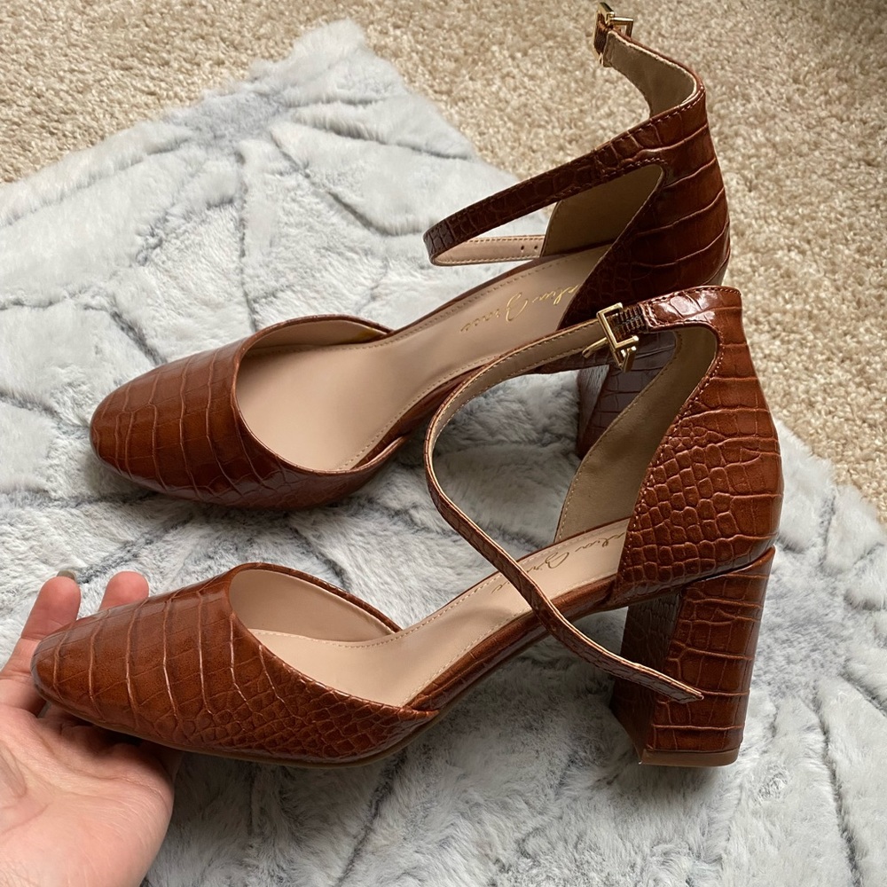 Tan/brown croc heels size 7